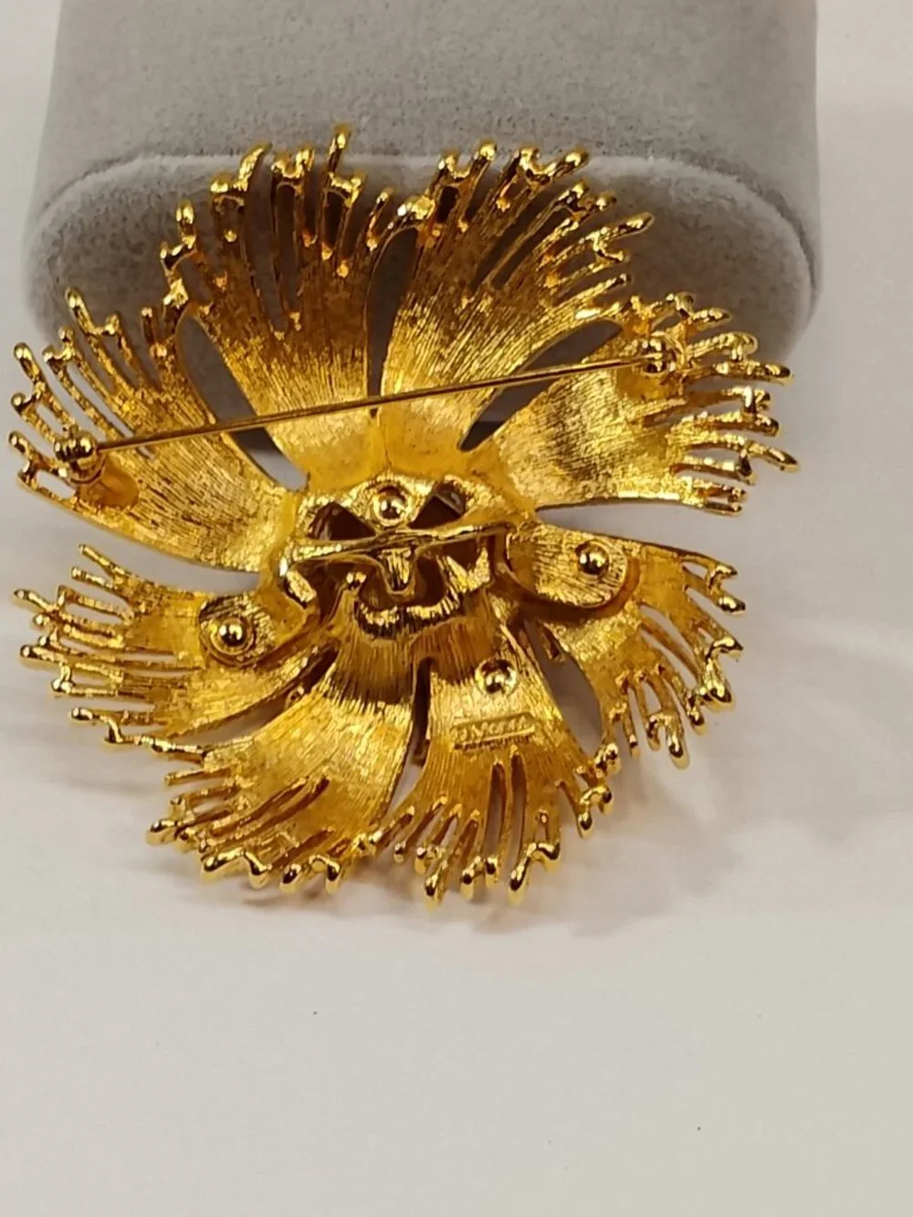 Monet Cordelia Gold Tone Vintage Wiry Wire Round Statement Piece Brooch Pin